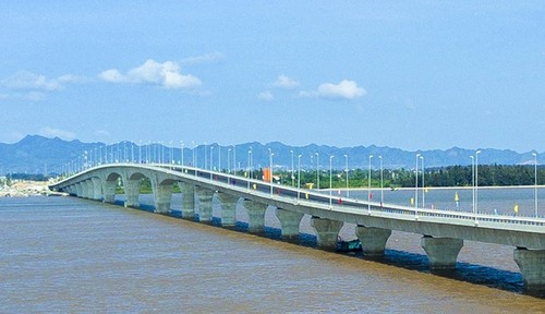 Cau Tan Vu Lach Huyen